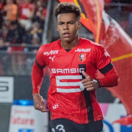 L’ancien milieu offensif du Stade Rennais, Désiré Doué, a été convoqué par le Paris Saint-Germain pour le match de vendredi contre Montpellier, au Parc des Princes