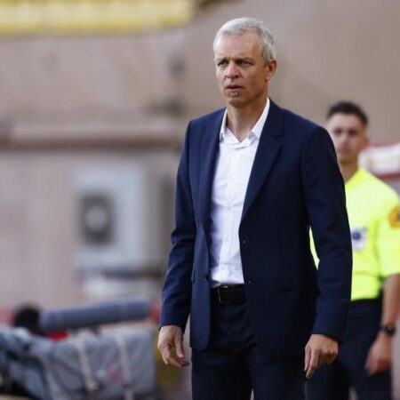 La nouvelle réalité des Girondins de Bordeaux : l’entraîneur analyse les joueurs dans une aire de service.